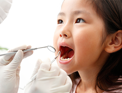 歯科診療を受ける子ども