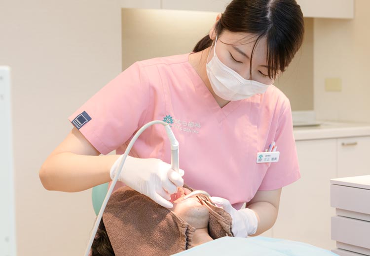 患者の歯を治療する歯科医師
